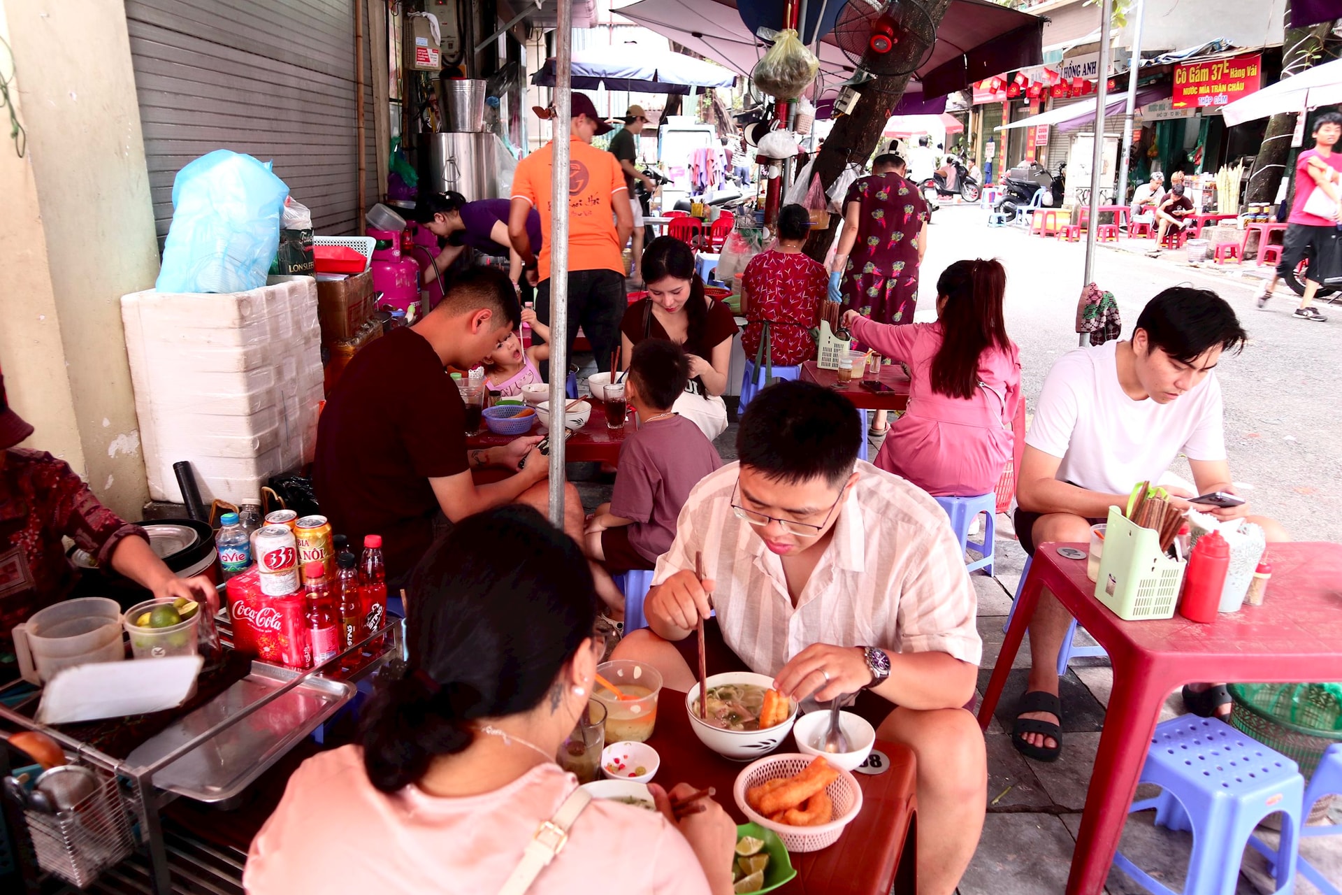 Không cần cầu kỳ, một bát phở nóng hổi sáng sớm cũng đủ để cảm nhận hơi thở của Thủ đô_