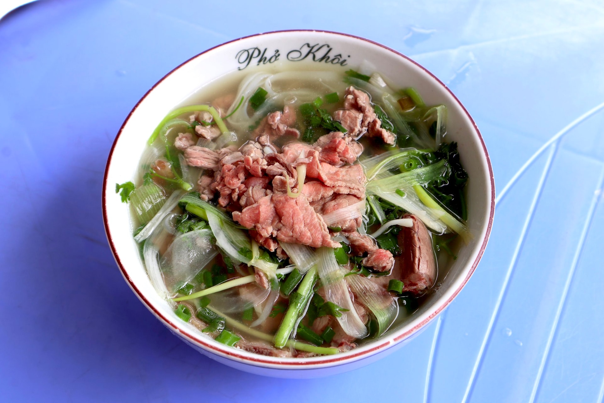 Phở tái tại quán Khôi hói, nổi bật với nước dùng trong và vị ngọt tự nhiên_