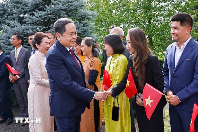 ttxvn-chu-tich-quoc-hoi-ran-thanh-mangap-go-can-bo-nhan-vien-dai-su-quan-va-cong-dong-nguoi-viet-nam-tai-thuy-si-8175292-10.jpg