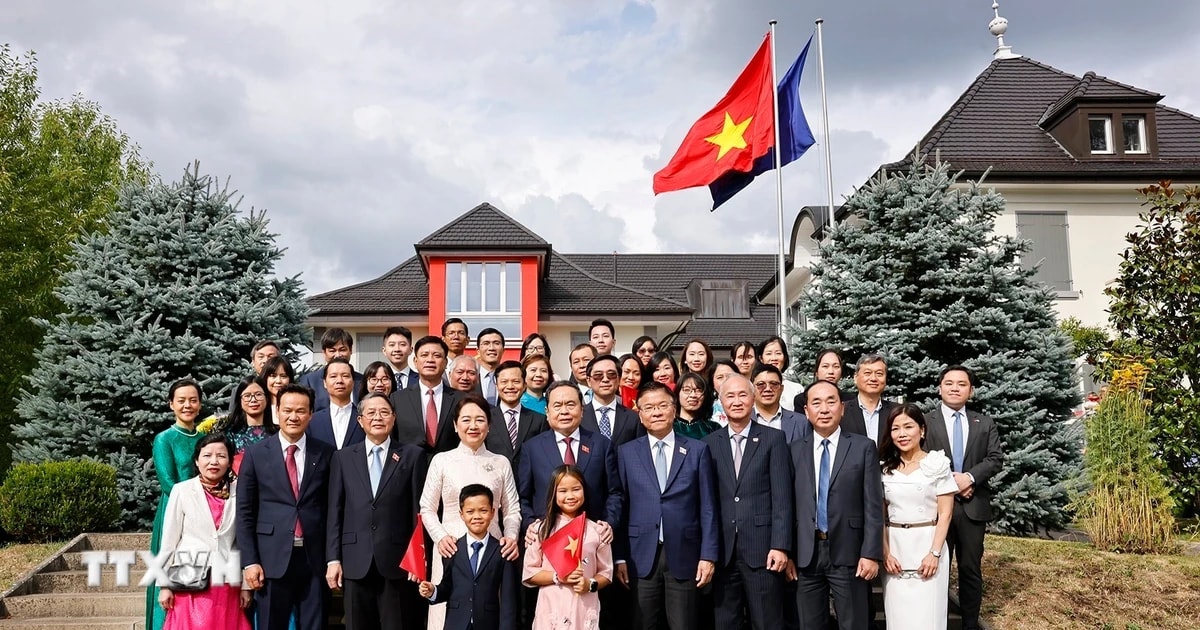 Chủ tịch Quốc hội Trần Thanh Mẫn và Phu nhân với đại biểu.(Ảnh: Doãn Tấn/TTXVN)
