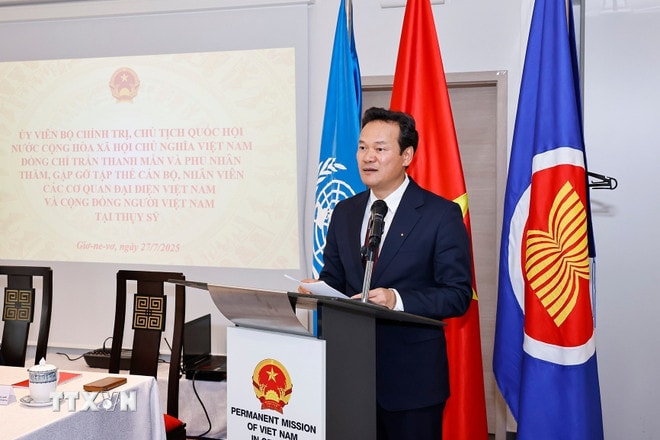ttxvn-chu-tich-quoc-hoi-ran-thanh-mangap-go-can-bo-nhan-vien-dai-su-quan-va-cong-dong-nguoi-viet-nam-tai-thuy-si-8175292-13.jpg