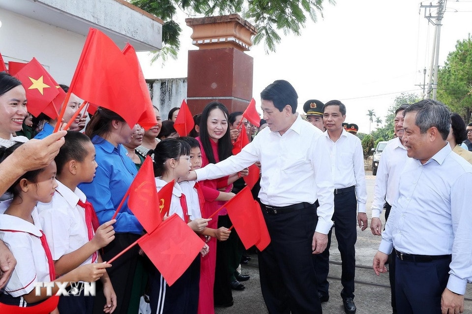 Chủ tịch nước Lương Cường với nhân dân thôn Quảng Chính 6, xã Quảng Hà, tỉnh Quảng Ninh. (Ảnh: Lâm Khánh/TTXVN)