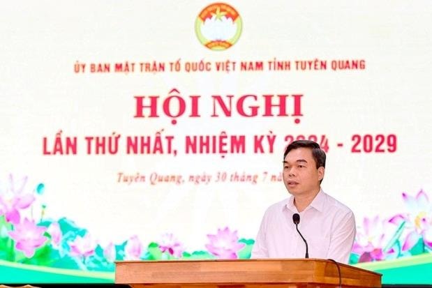 Đồng chí Ma Thế Hồng, Phó Bí thư Tỉnh ủy, Chủ tịch Ủyban Mặt trận Tổ Quốc Việt Nam tỉnh Tuyên Quang phát biểu tại hội nghị. Ảnh: Quốc Việt.