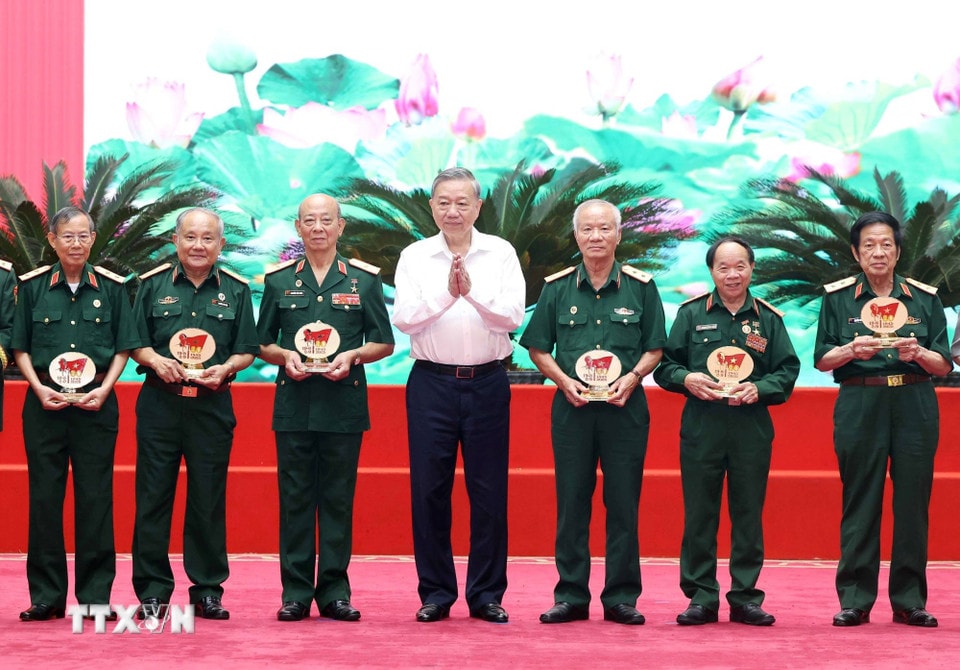 Tổng Bí thư Tô Lâm tặng quà cho các tướng lĩnh, Anh hùng lực lượng vũ trang nhân dân. (Ảnh: Thống Nhất/TTXVN)