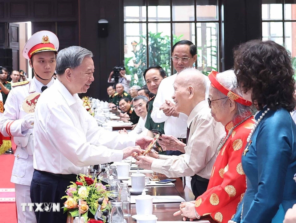ttxvn-tong-bi-thu-to-lam-gap-mat-dai-bieu-co-cong-voi-voi-cach-mang-3107-2.jpg