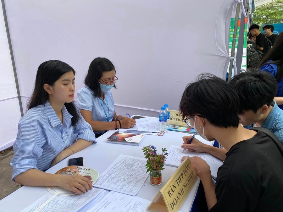 ảnh căt giảm nhân sự