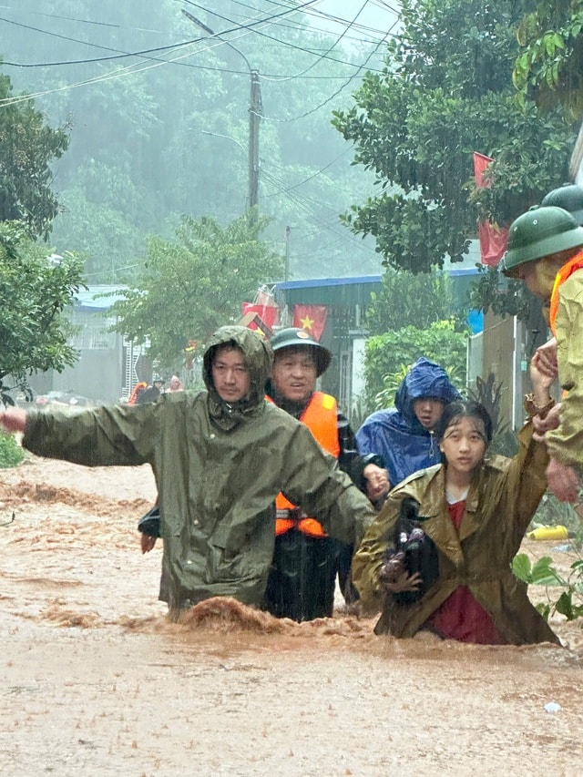 LŨ QUÉT, SẠT LỞ ở ĐIỆN BIÊN: 10 người chết, mất tích; nhiều bản bị cô lập, quốc lộ, tỉnh lộ tê liệt- Ảnh 2.