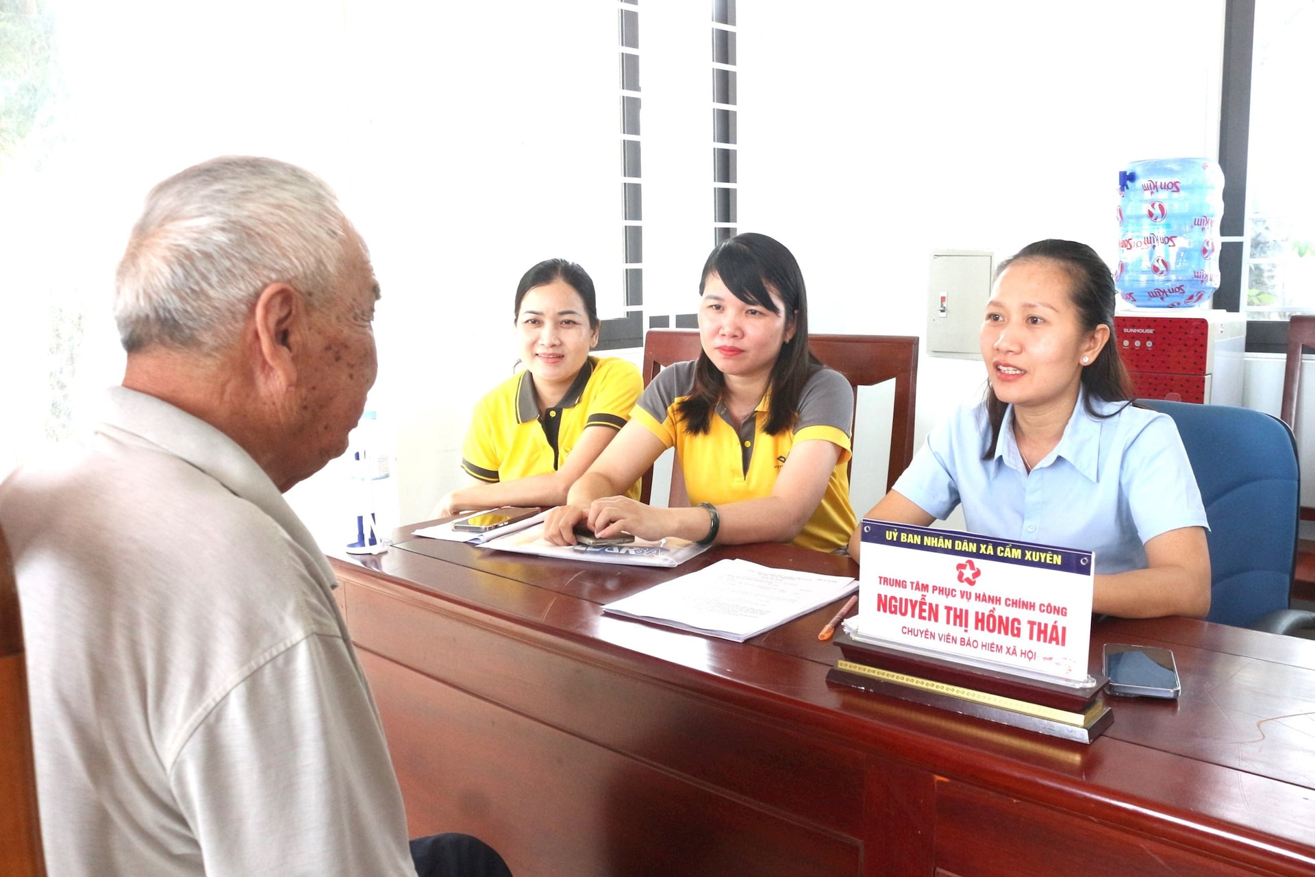 Công chức tiếp công dân tại Trung tâm Phục vụ hành chính công xã Cẩm Xuyên (Hà Tĩnh). Ảnh Hạnh Nguyên.