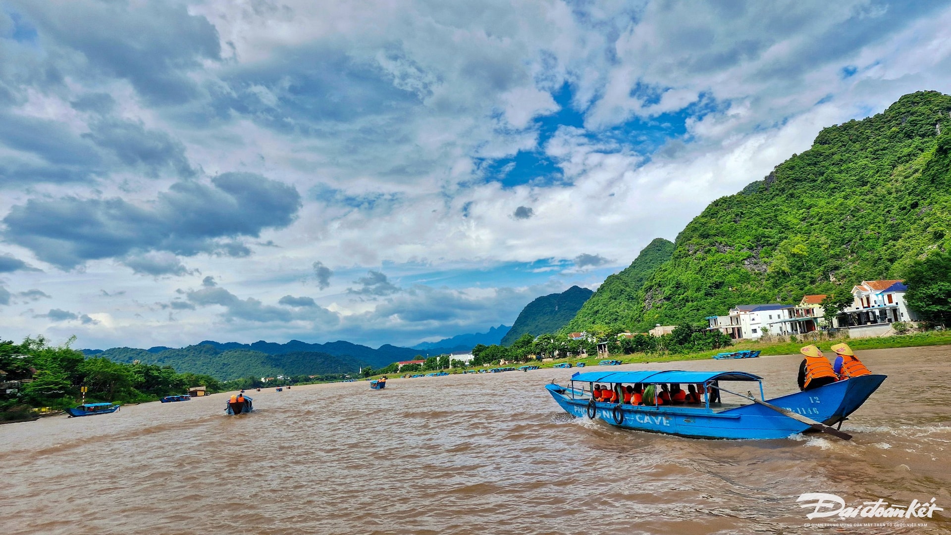 Trong đó, để đi đến động Phong Nha, từ bến thuyền Xuân Sơn, du khách sẽ di chuyển bằng thuyền ngược dòng sông Son khoảng 5km với thời gian khoảng 30 phút. Ảnh: Đỗ Văn.