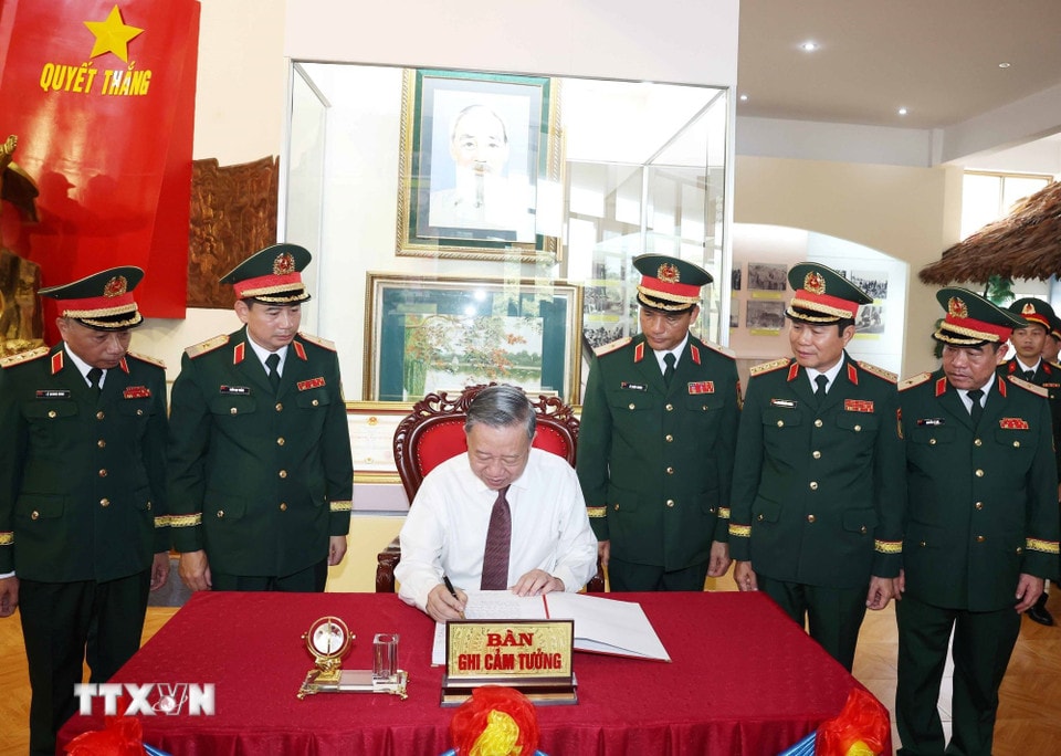 Tổng Bí thư Tô Lâm ghi lưu bút vào Sổ vàng truyền thống của Quân đoàn. (Ảnh: Thống Nhất/TTXVN)