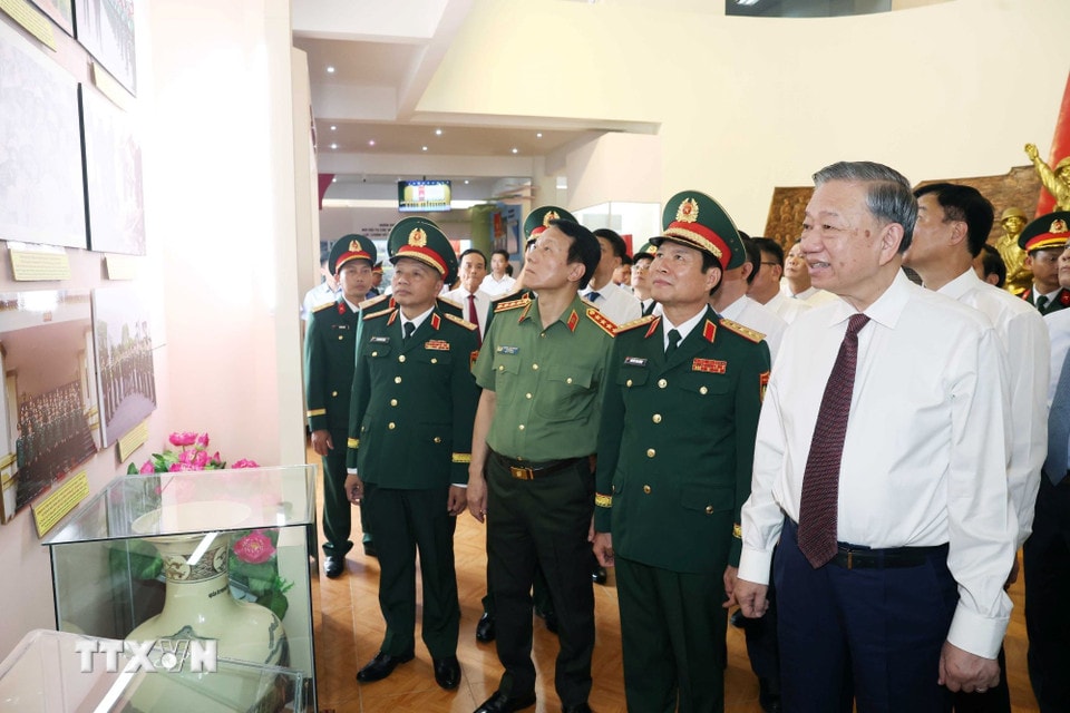 ttxvn-tong-bi-thu-to-lam-tham-va-lam-viec-tai-quan-doan-12-0508-6.jpg