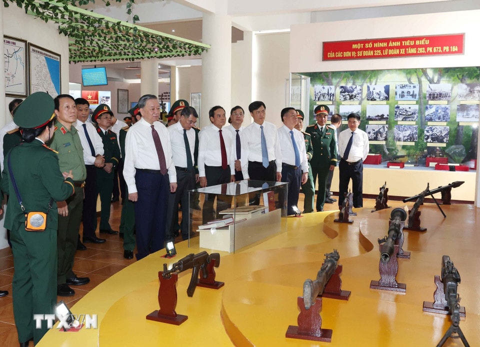 Tổng Bí thư Tô Lâm thăm Bảo tàng Quân đoàn 12. (Ảnh: Thống Nhất/TTXVN)
