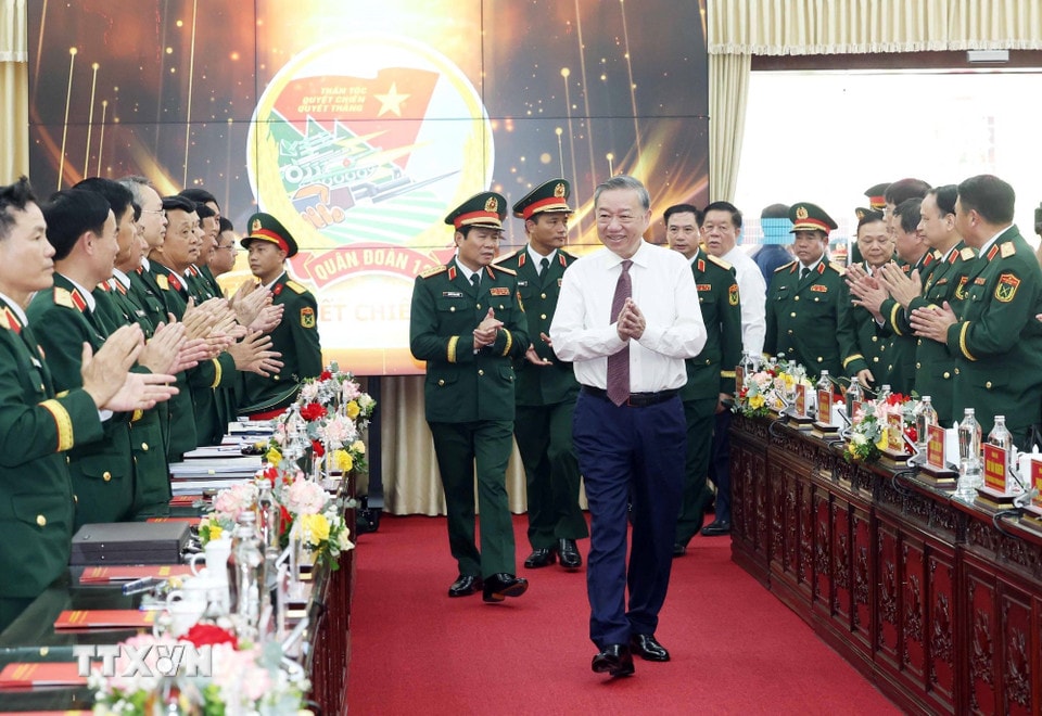 Tổng Bí thư Tô Lâm đến thăm và làm việc tại Quân đoàn 12. (Ảnh: Thống Nhất/TTXVN)