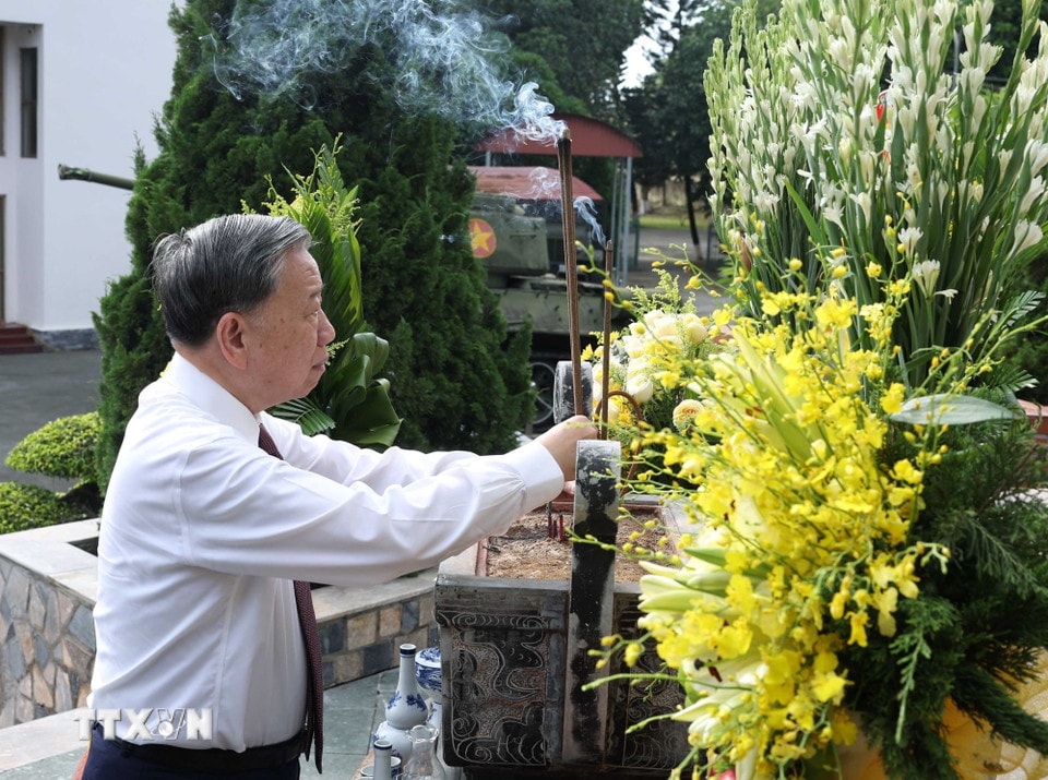 Tổng Bí thư Tô Lâm dâng hương tưởng niệm các Anh hùng liệt sỹ. (Ảnh: Thống Nhất/TTXVN)