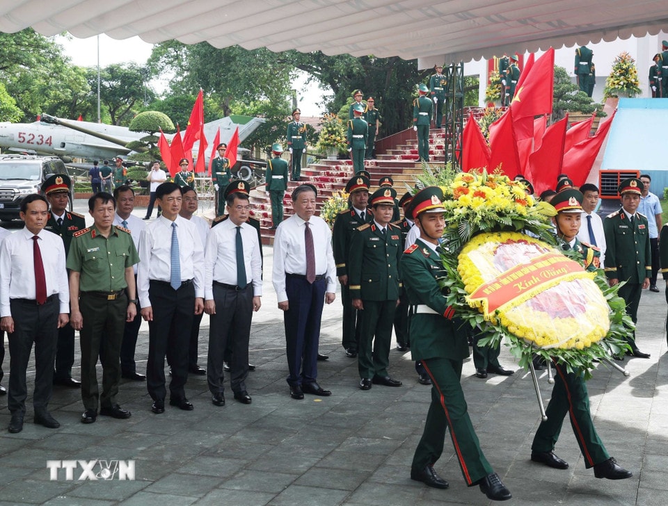 Tổng Bí thư Tô Lâm dâng hương, dâng hoa tưởng niệm các Anh hùng liệt sỹ. (Ảnh: Thống Nhất/TTXVN)