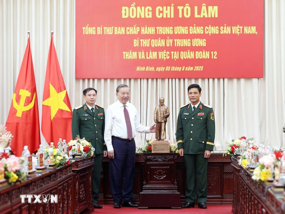 Tổng Bí thư Tô Lâm tặng bức tượng Chủ tịch Hồ Chí Minh cho Quân đoàn 12. (Ảnh: Thống Nhất/TTXVN)