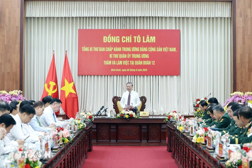 ttxvn-tong-bi-thu-to-lam-tham-va-lam-viec-tai-quan-doan-12-0508-10.jpg