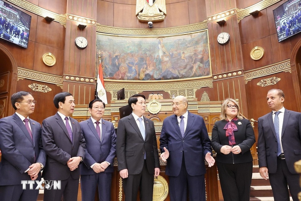 Chủ tịch Thượng viện Ai Cập Abdel-Wahab Abdel-Razek giới thiệu với Chủ tịch nước Lương Cường về trụ sở Thượng viện Ai Cập. (Ảnh: Lâm Khánh/TTXVN)