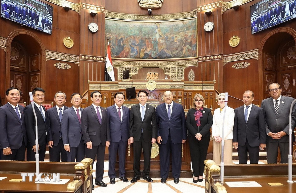 Chủ tịch nước Lương Cường và Chủ tịch Thượng viện Ai Cập Abdel-Wahab Abdel-Razek tại Trụ sở Thượng viện Ai Cập. (Ảnh: Lâm Khánh/TTXVN)