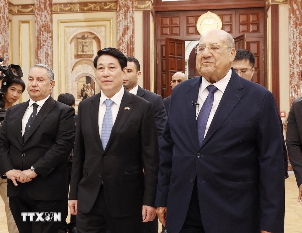 Chủ tịch Thượng viện Ai Cập Abdel-Wahab Abdel-Razek đón Chủ tịch nước Lương Cường. (Ảnh: Lâm Khánh/TTXVN)