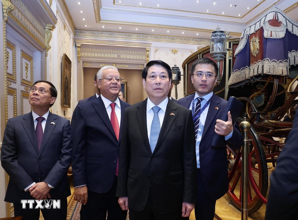 Chủ tịch nước Lương Cường và Chủ tịch Hạ viện Ai Cập Hanafy El-Gebaly tham quan trụ sở Hạ viện Ai Cập. (Ảnh: Lâm Khánh/TTXVN)