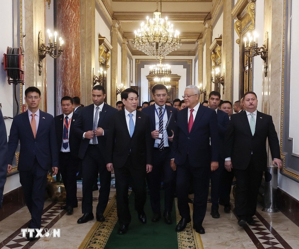 Chủ tịch nước Lương Cường và Chủ tịch Hạ viện Ai Cập Hanafy El-Gebaly tham quan trụ sở Hạ viện Ai Cập. (Ảnh: Lâm Khánh/TTXVN)