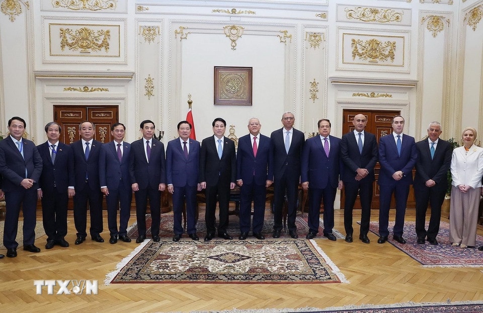 Chủ tịch nước Lương Cường với Chủ tịch Hạ viện Ai Cập Hanafy El-Gebaly và các đại biểu tại trụ sở Hạ viện Ai Cập. (Ảnh: Lâm Khánh/TTXVN)
