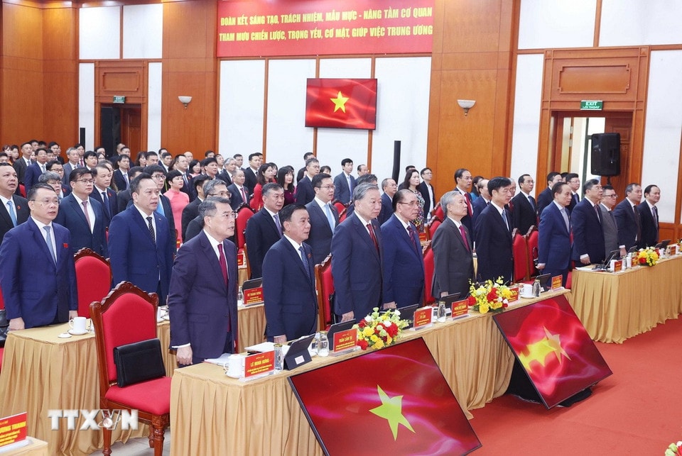 Tổng Bí thư Tô Lâm và các đại biểu thực hiện nghi lễ chào cờ. (Ảnh: Thống Nhất/TTXVN)