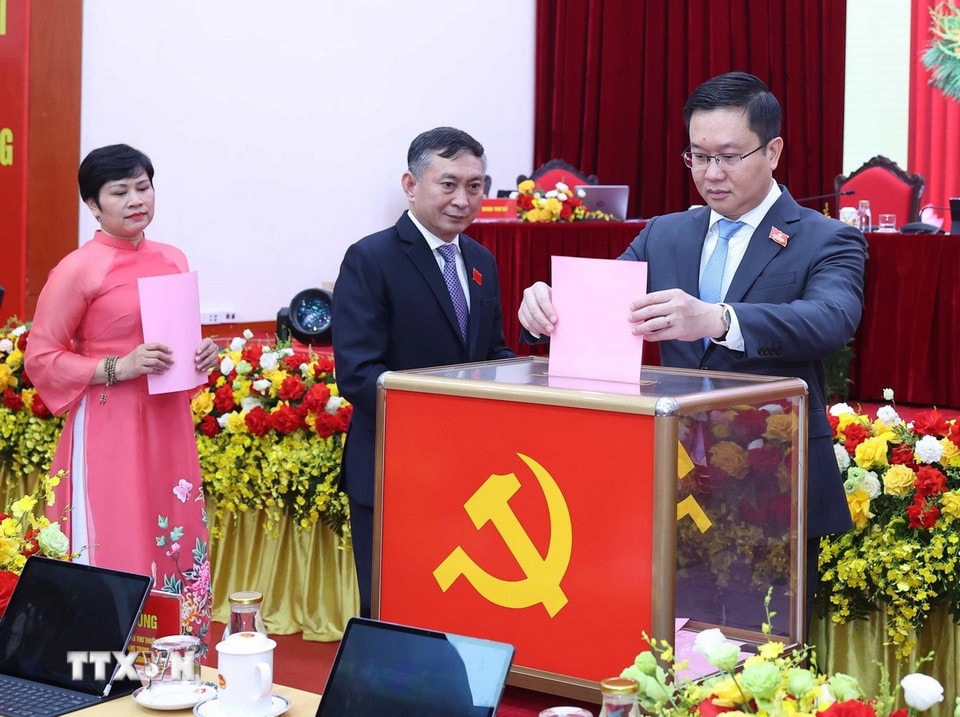 Các đại biểu bỏ phiếu bầu Ban Chấp hành Đảng bộ Văn phòng Trung ương Đảng nhiệm kỳ 2025-2030. (Ảnh: Thống Nhất/TTXVN)