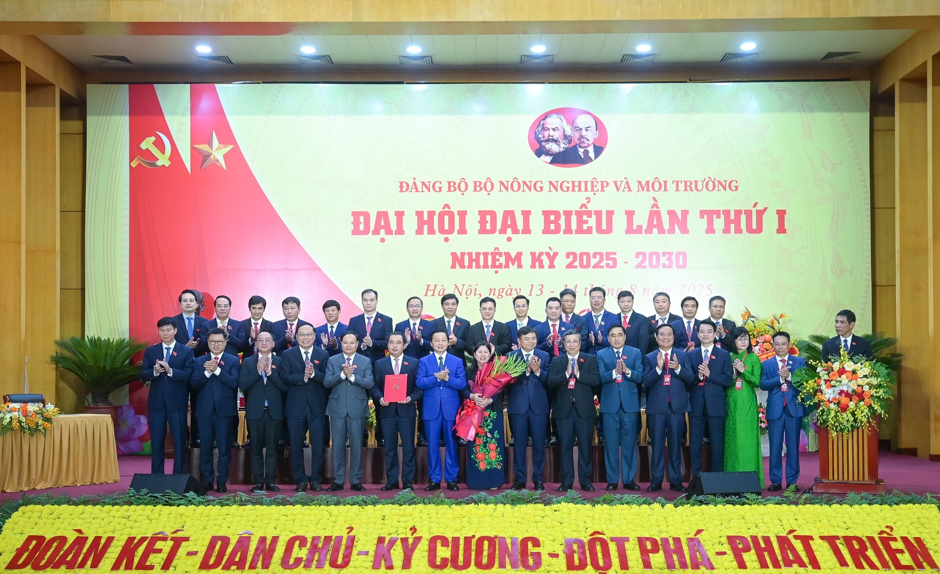 ra mắt 14-8
