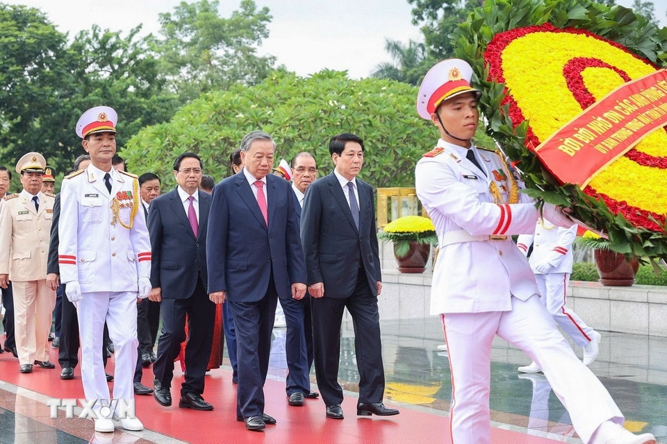 Đoàn đại biểu lãnh đạo, nguyên lãnh đạo Đảng, Nhà nước cùng các bộ ngành Trung ương đến đặt vòng hoa, dâng hương, tưởng niệm các Anh hùng liệt sỹ tại Đài Tưởng niệm các Anh hùng liệt sỹ trên đường Bắc Sơn. (Ảnh: Tuấn Anh/TTXVN)