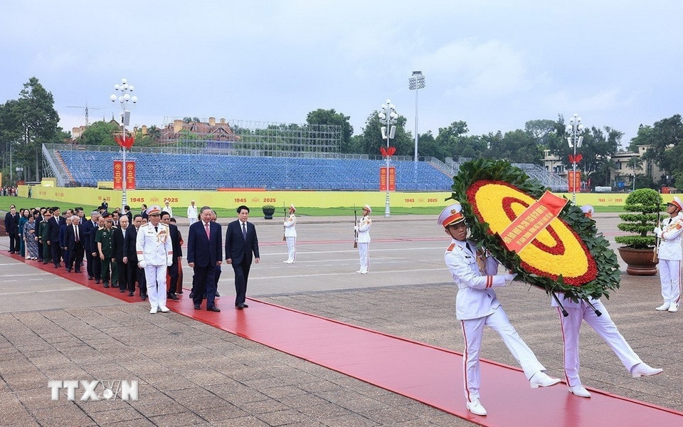 Đoàn đại biểu lãnh đạo, nguyên lãnh đạo Đảng, Nhà nước cùng các bộ ngành Trung ương, đến đặt vòng hoa và vào Lăng viếng Chủ tịch Hồ Chí Minh. (Ảnh: Tuấn Anh/TTXVN)