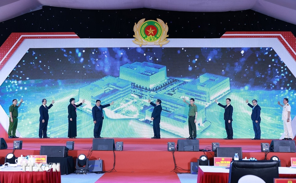 Thủ tướng Phạm Minh Chính và các đại biểu khai trương Trung tâm Dữ liệu quốc gia số 1 và công bố vận hành chính thức Hệ thống Cơ sở dữ liệu của Trung tâm Dữ liệu quốc gia. (Ảnh: Dương Giang/TTXVN)