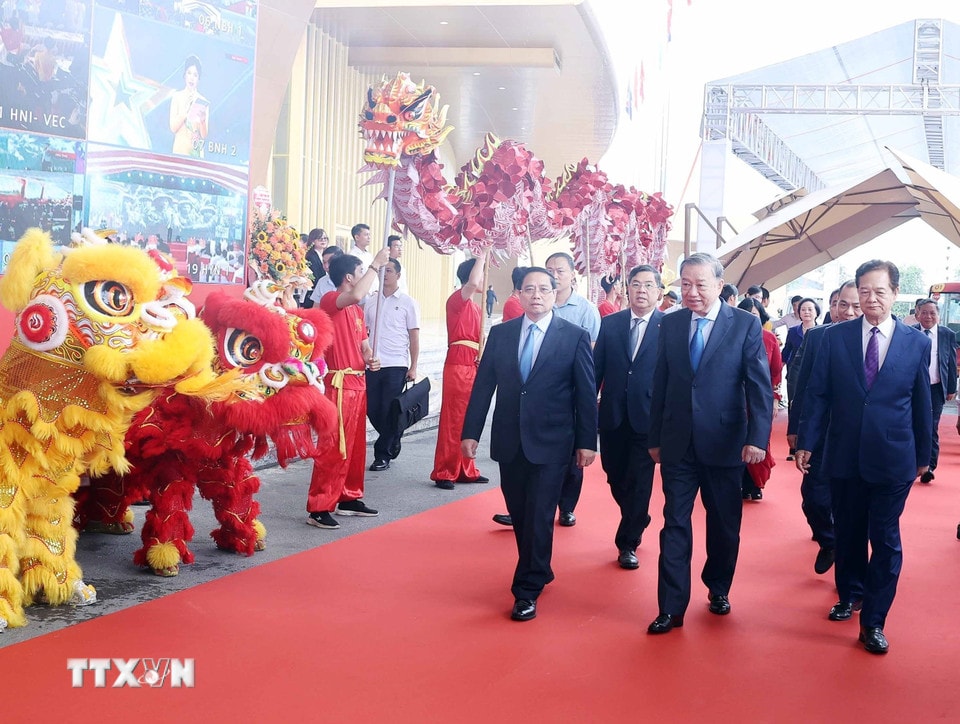 Tổng Bí thư Tô Lâm và Thủ tướng Phạm Minh Chính đến dự và chủ trì tại điểm cầu Trung tâm Triển lãm Việt Nam. (Ảnh: Thống Nhất/TTXVN)