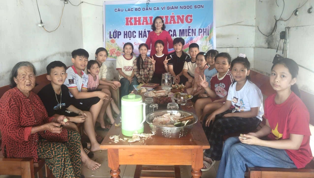 Vi and Giam folk singing class at Ngoc Son Commune Folk Song Club, a pioneering model not only in old Thanh Chuong but also a bright spot in the whole Nghe An province. Photo by Dien Bac.