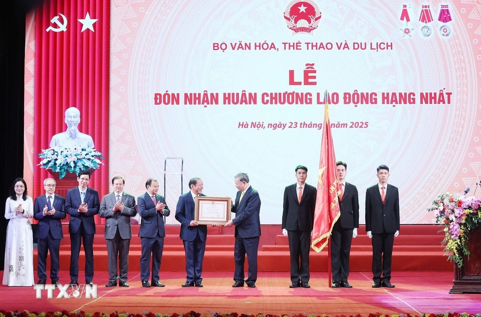 Tổng Bí thư Tô Lâm trao tặng Huân chương Lao động hạng Nhất cho ngành Văn hoá, Thể thao và Du lịch. (Ảnh: Thống Nhất/TTXVN)