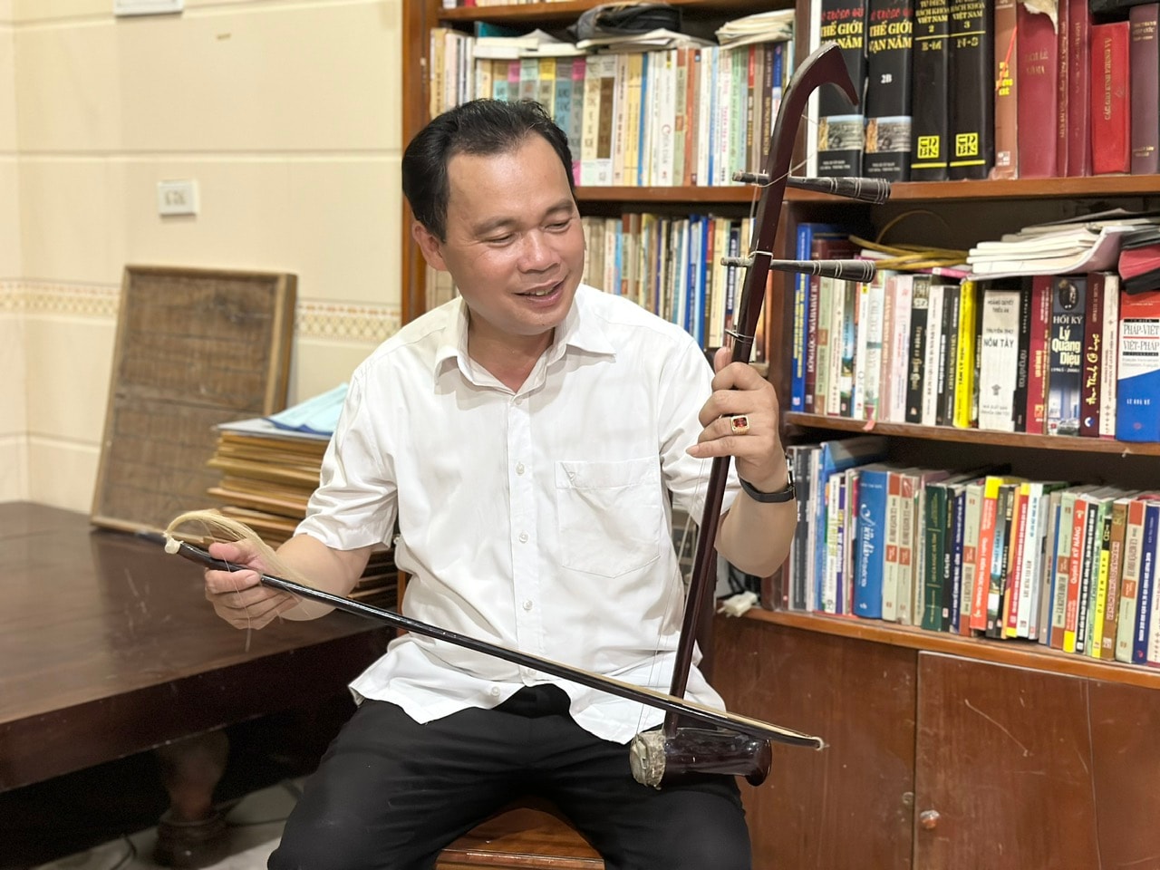 Meritorious Artist Nguyen Tien Khoi not only sings well but also composes over 350 folk songs. Photo by Hanh Nguyen.