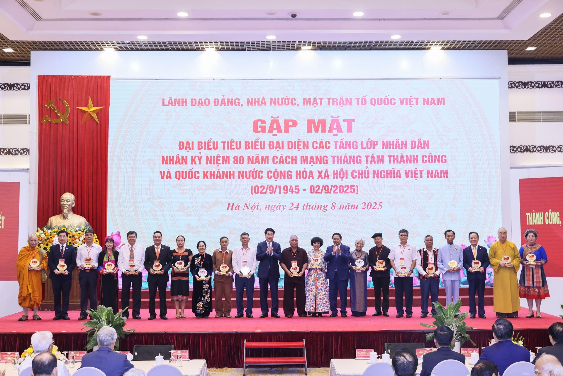 ‏Lãnh đạo Đảng, Nhà nước trao tặng biểu trưng kỷ niệm và quà cho doanh nhân Đỗ Quang Hiển (thứ 3 từ bên phải qua) cùng các đại biểu vì đã có những thành tích xuất sắc trong công tác an sinh xã hội, hỗ trợ cộng đồng.‏