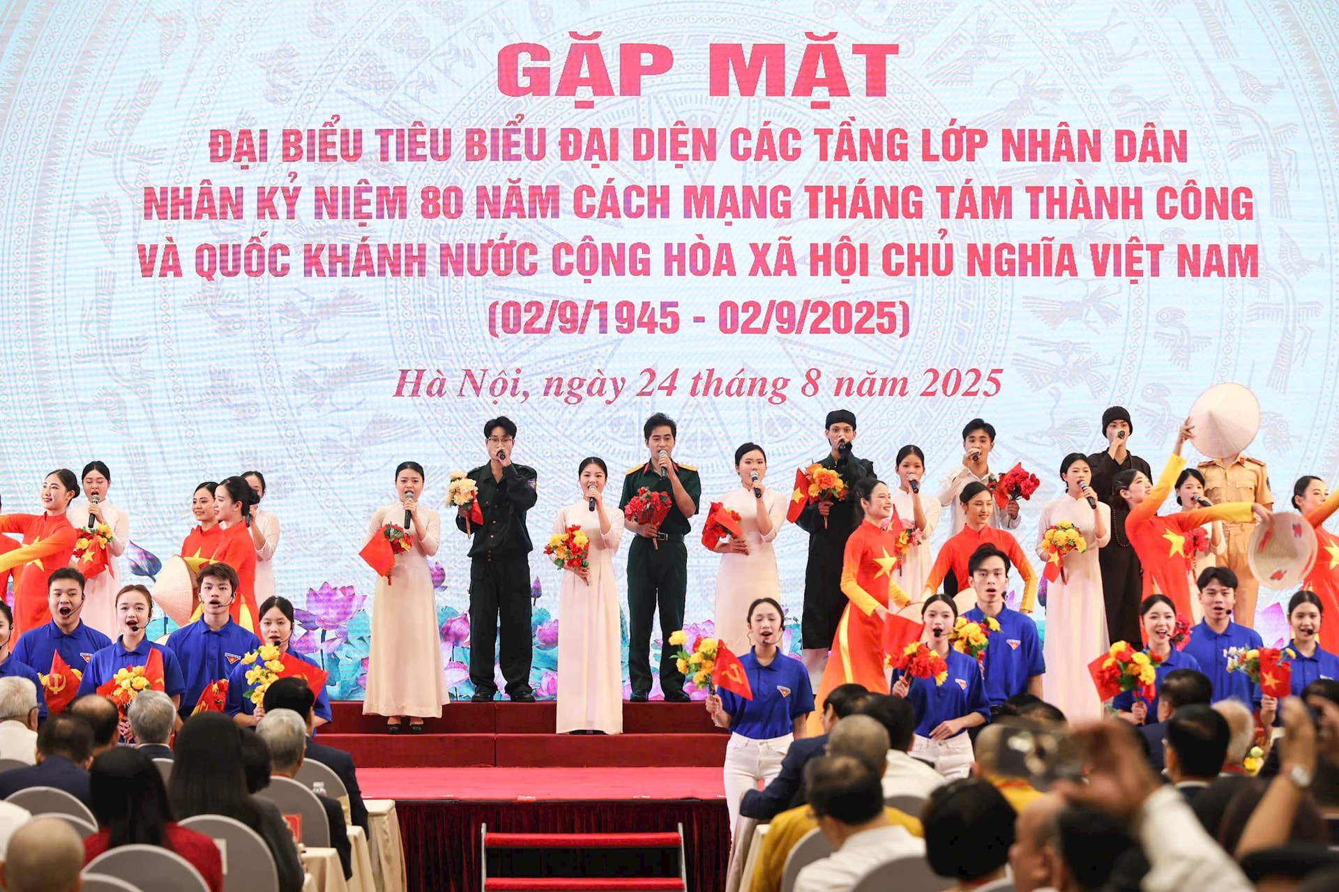 Chương trình văn nghệ chào mừng. Ảnh: Quang Vinh.