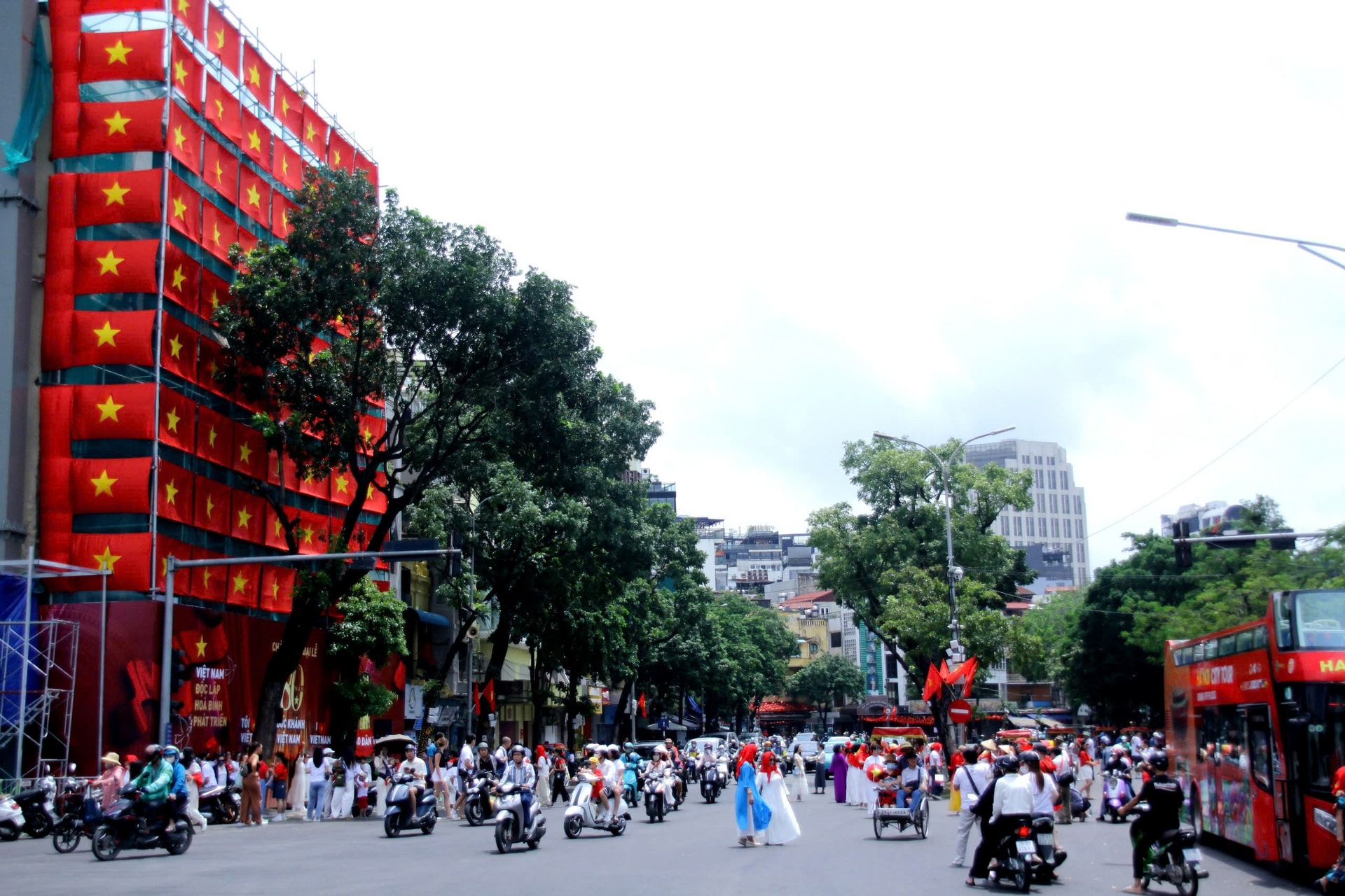 Không khí hân hoan tràn ngập trên từng góc phố khi ngày lễ trọng đại đang đến gần. Ảnh: Phạm Sỹ