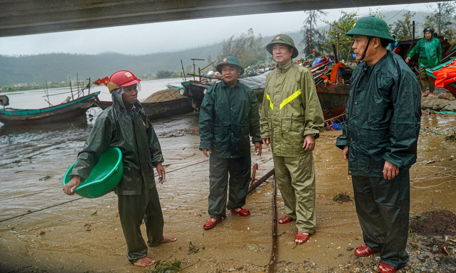 Đại tá Bùi Hồng Thanh, Phó Chỉ huy trưởng Bộ CHQS tỉnh, kiêm Chỉ huy trưởng Ban chỉ huy Biên phòng Hà Tĩnh (thứ hai từ trái sang) chỉ đạo cán bộ, chiến sĩ hỗ trợ giúp dân ở xã Cổ Đạm. Ản