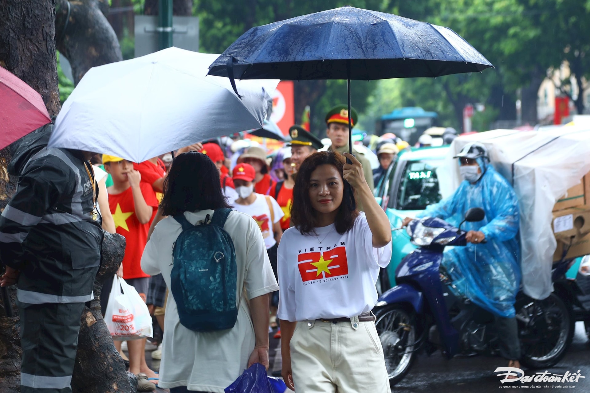 đội mưa12
