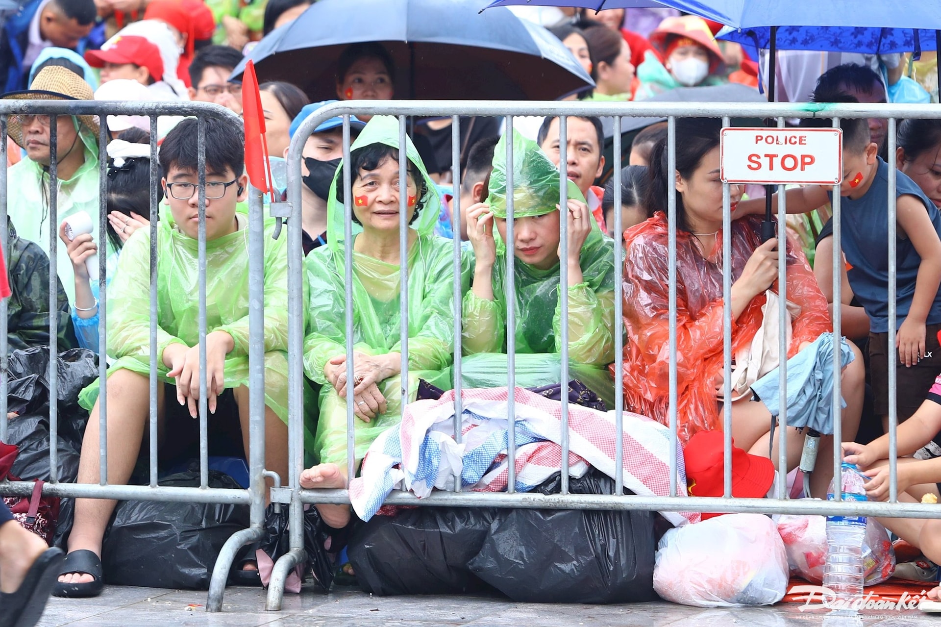 đội mưa4