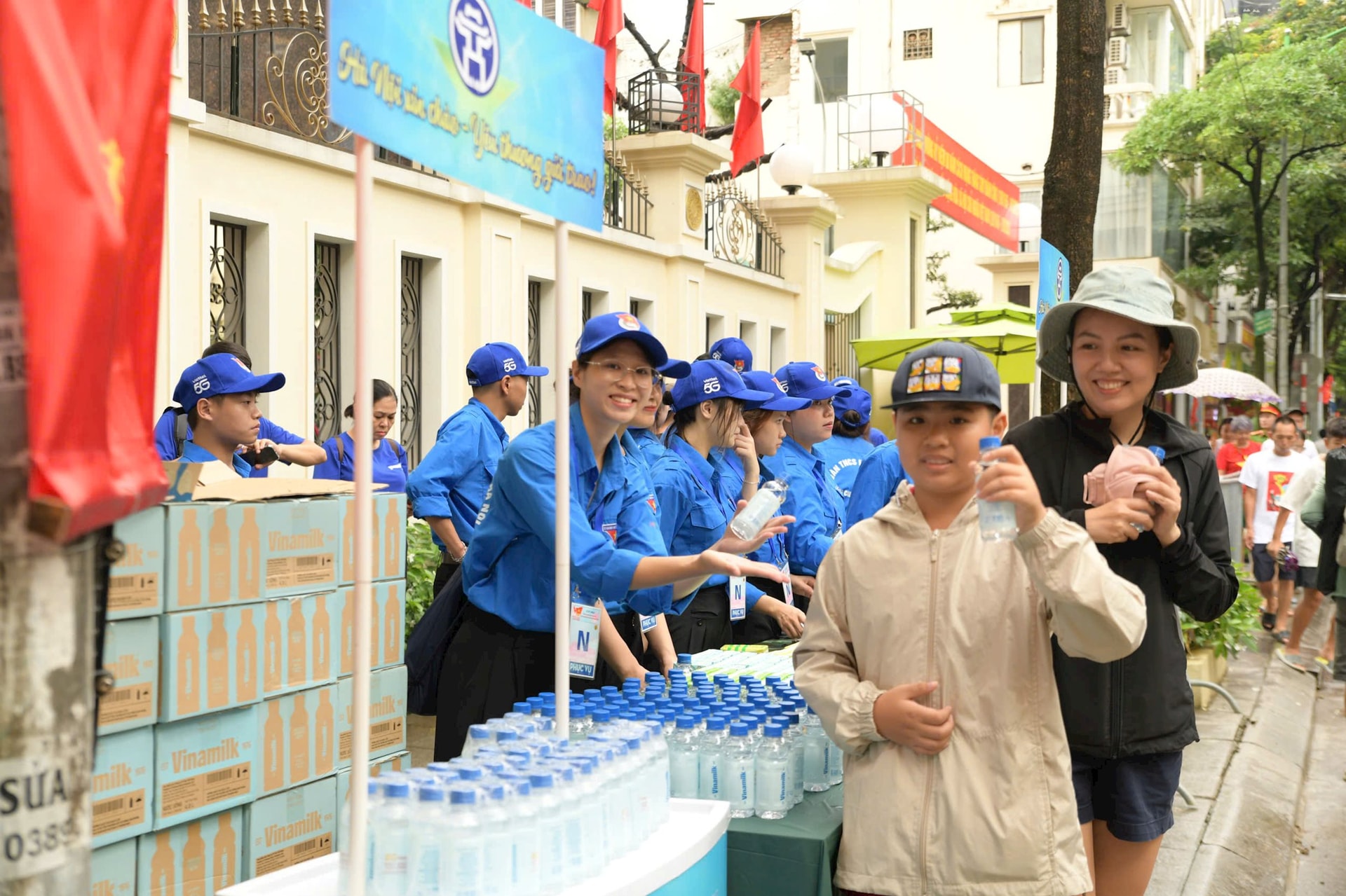 Các tình nguyện viên phát nước cho người dân tại điểm Quán Thánh - Đường Thanh Niên. Ảnh: Phạm Sỹ