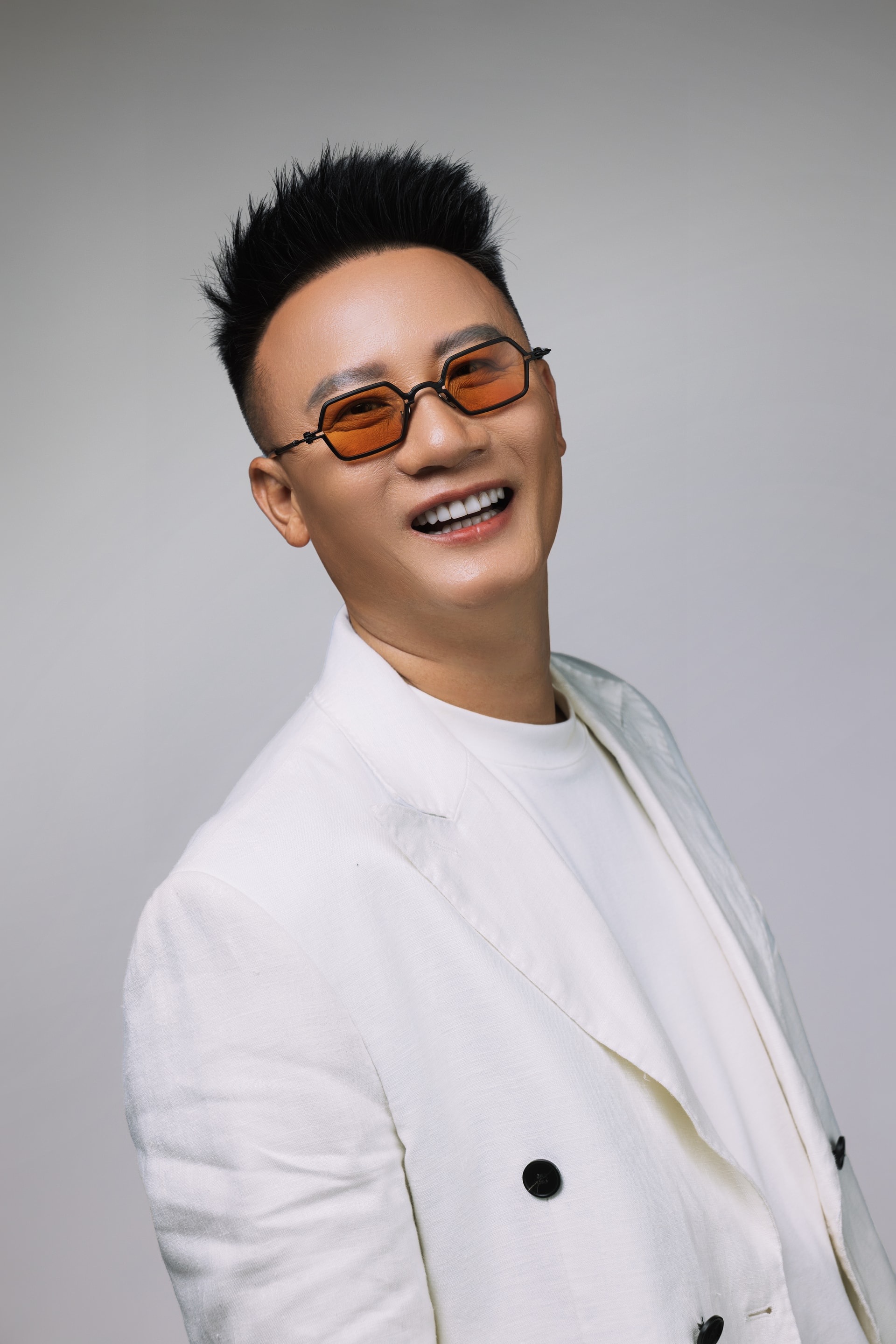 ca si Hoang Bach 2 