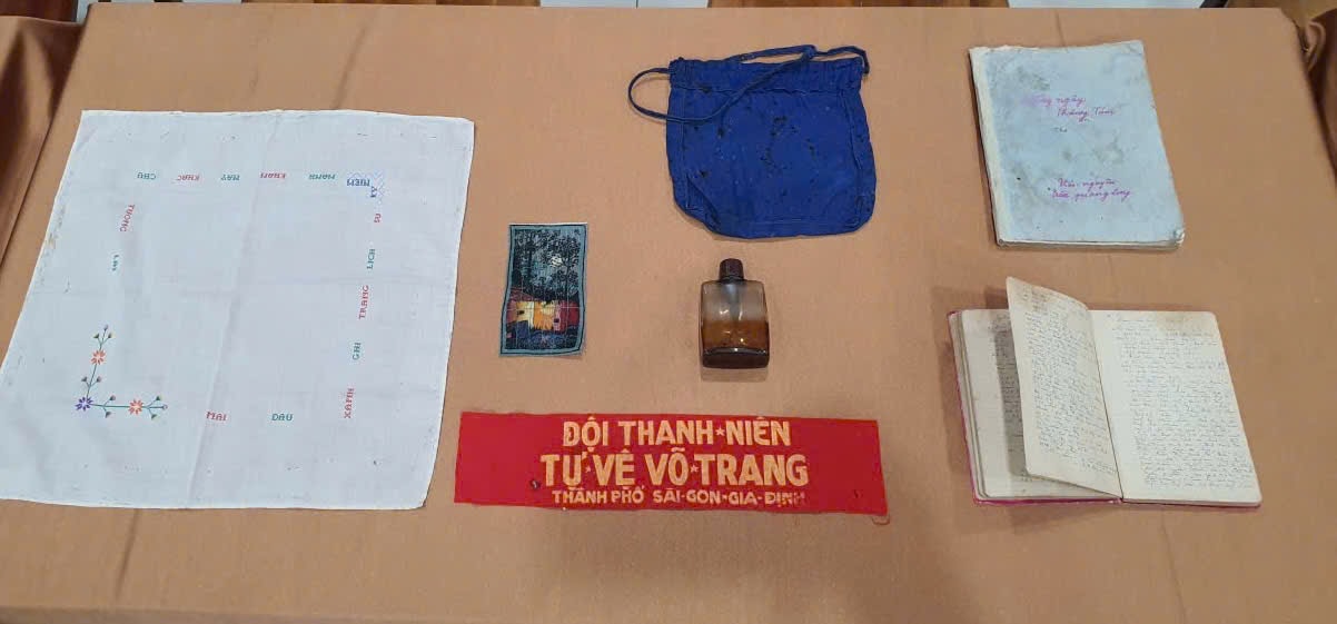 Những hiện vật khiến khách tham quan đặc biệt xúc động, trong đó có chiếc túi vải của liệt sĩ, Anh hùng Lực lượng Vũ trang Nhân dân Huỳnh Lan Khanh.