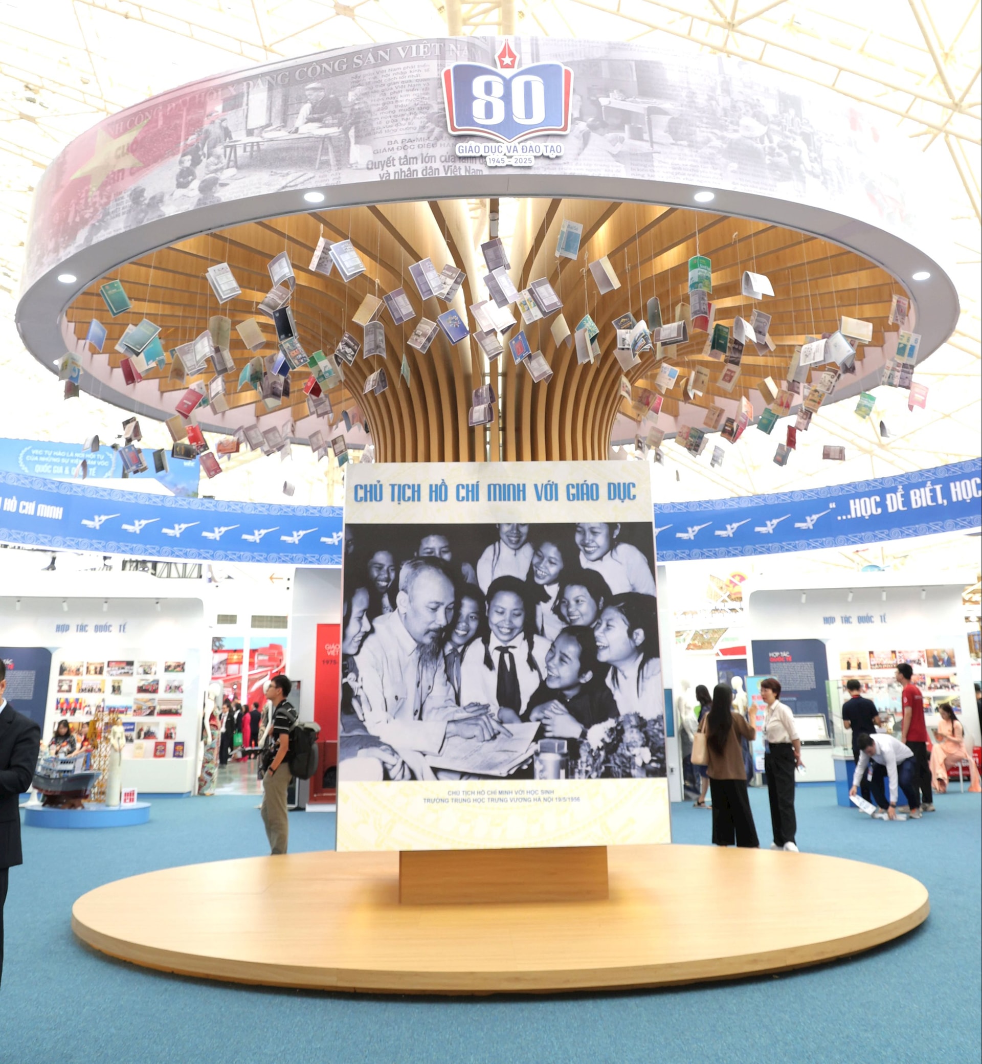 Trien lam 80 nam 3