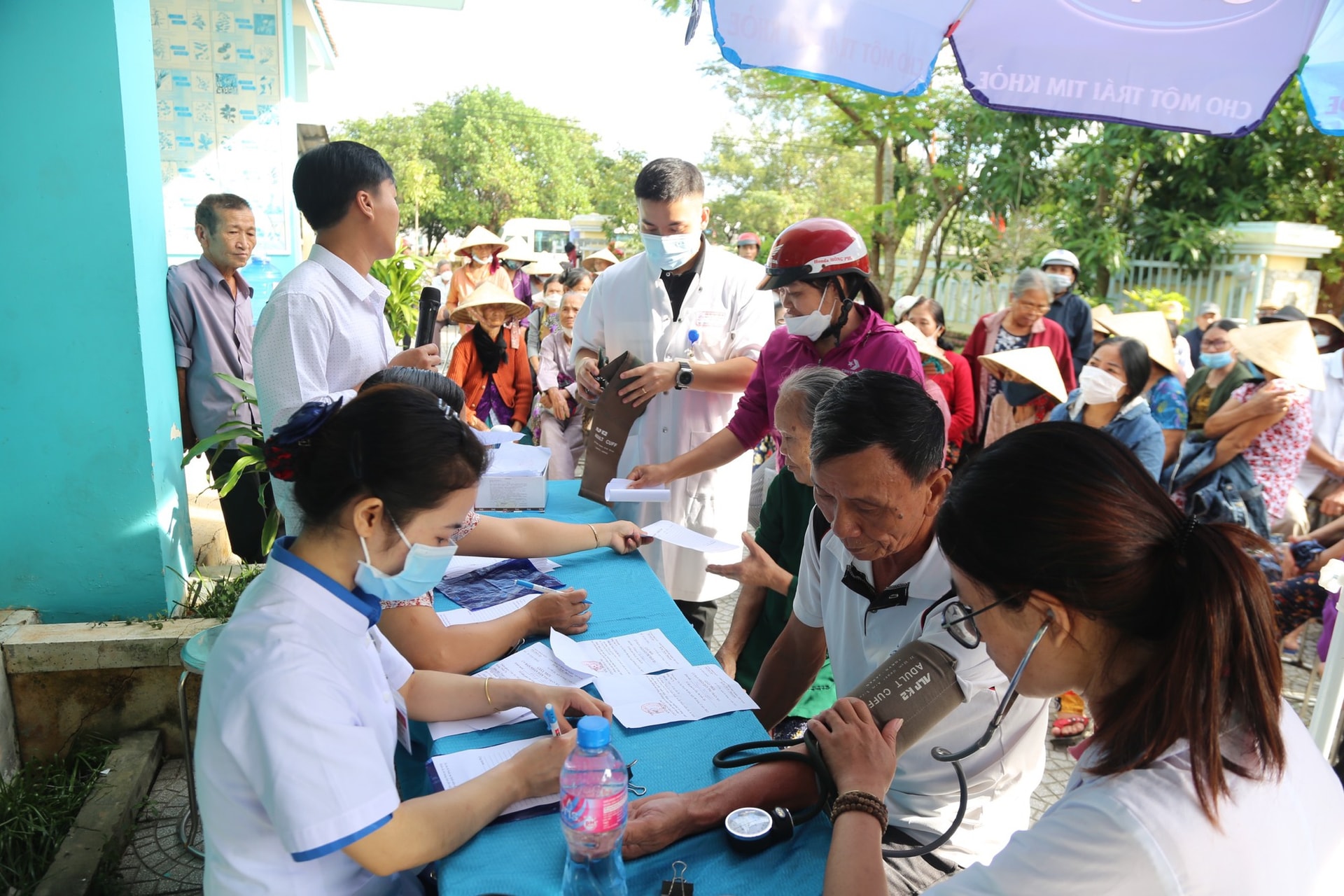 Thủ tướng chỉ đạo khẩn trương khắc phục cơ sở giáo dục, y tế bị thiệt hại do thiên tai- Ảnh 2.