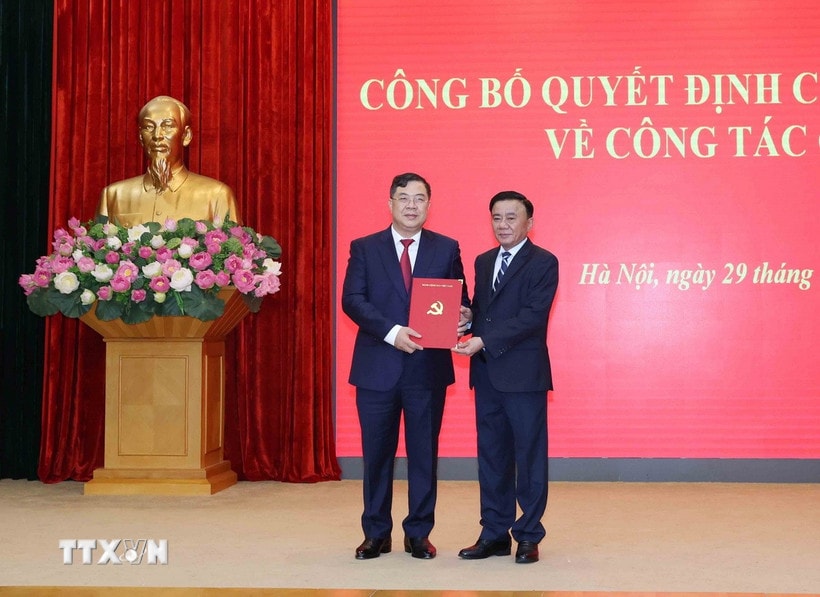 Ông Trần Cẩm Tú, Ủy viên Bộ Chính trị, Thường trực Ban Bí thư, trao Quyết định bổ nhiệm của Bộ Chính trị cho ông Phạm Gia Túc. (Ảnh: Phương Hoa/TTXVN)