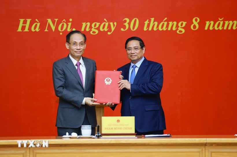 Thủ tướng Phạm Minh Chính trao quyết định bổ nhiệm ông Lê Hoài Trung, Bí thư Trung ương Đảng, nguyên Chánh Văn phòng Trung ương Đảng giữ chức Quyền Bộ trưởng Bộ Ngoại giao. (Ảnh: Dương Giang/TTXVN)